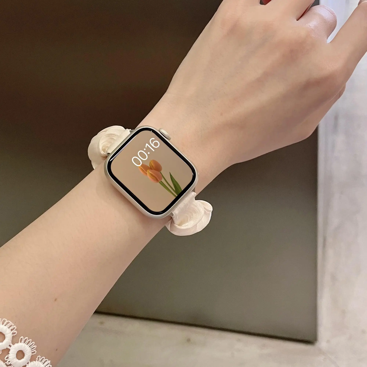Pearlescent scrunchie Apple Watch band - detail photo 2