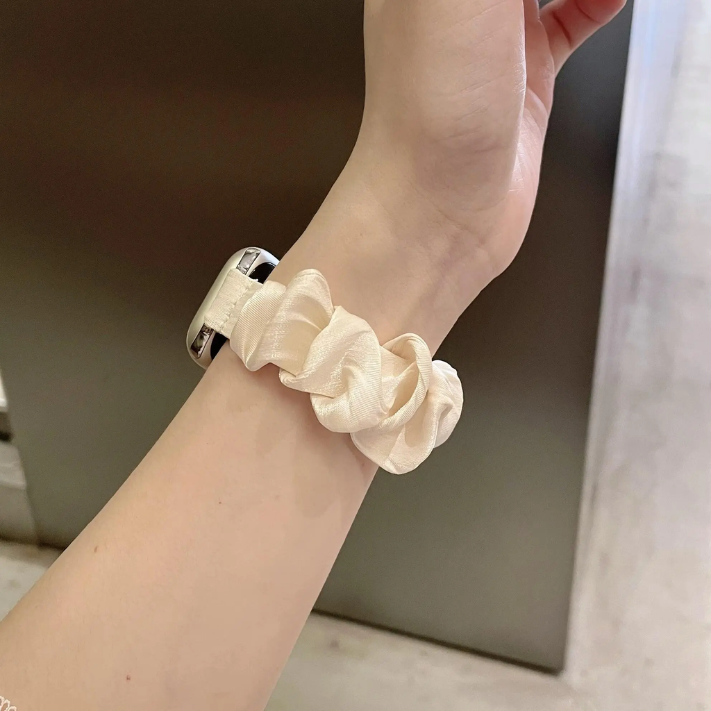 Pearlescent scrunchie Apple Watch band - detail photo 3