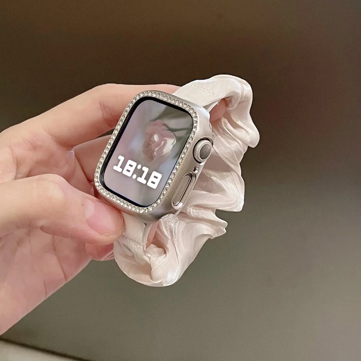 Pearlescent scrunchie Apple Watch band - detail photo 4