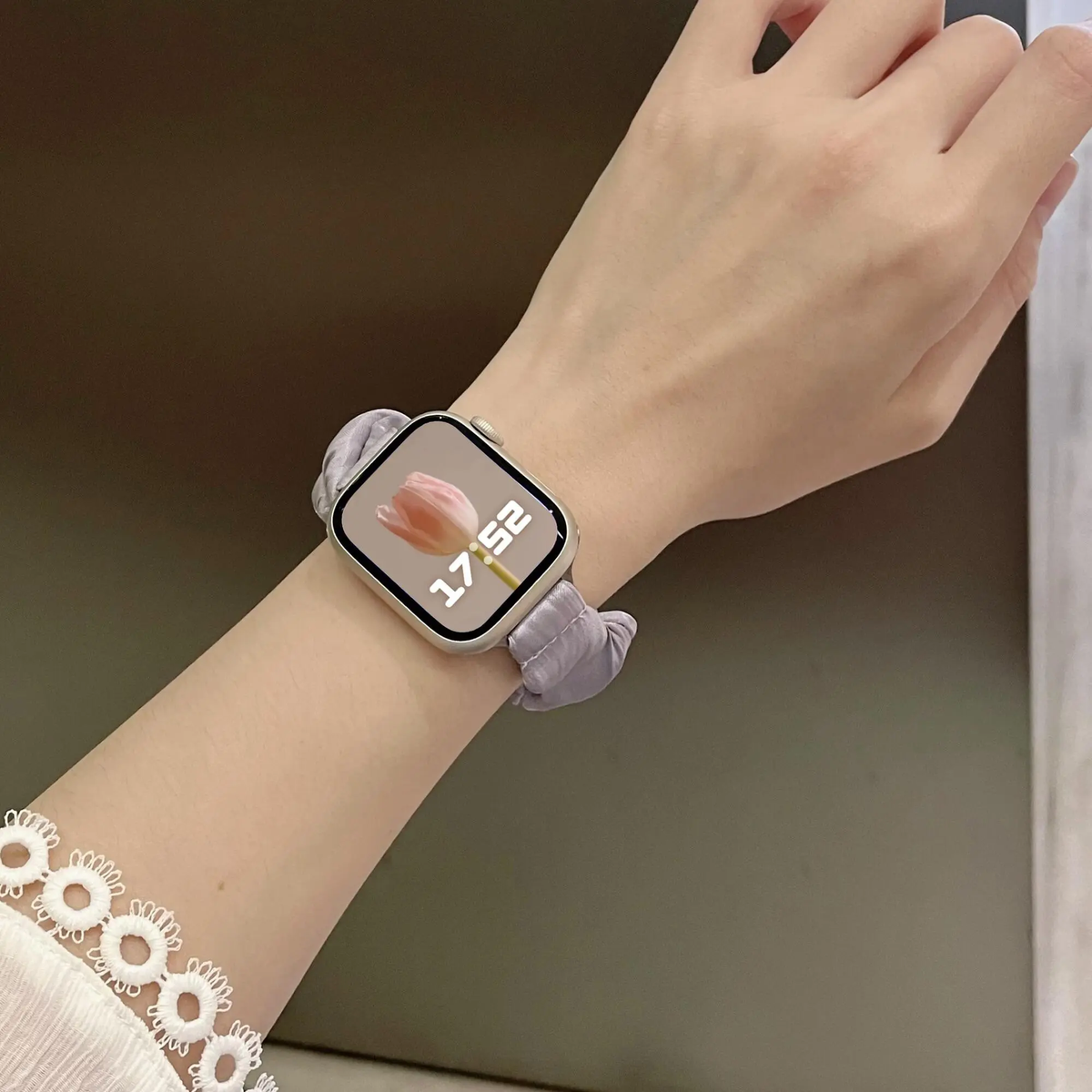 Pearlescent scrunchie Apple Watch band - detail photo 9