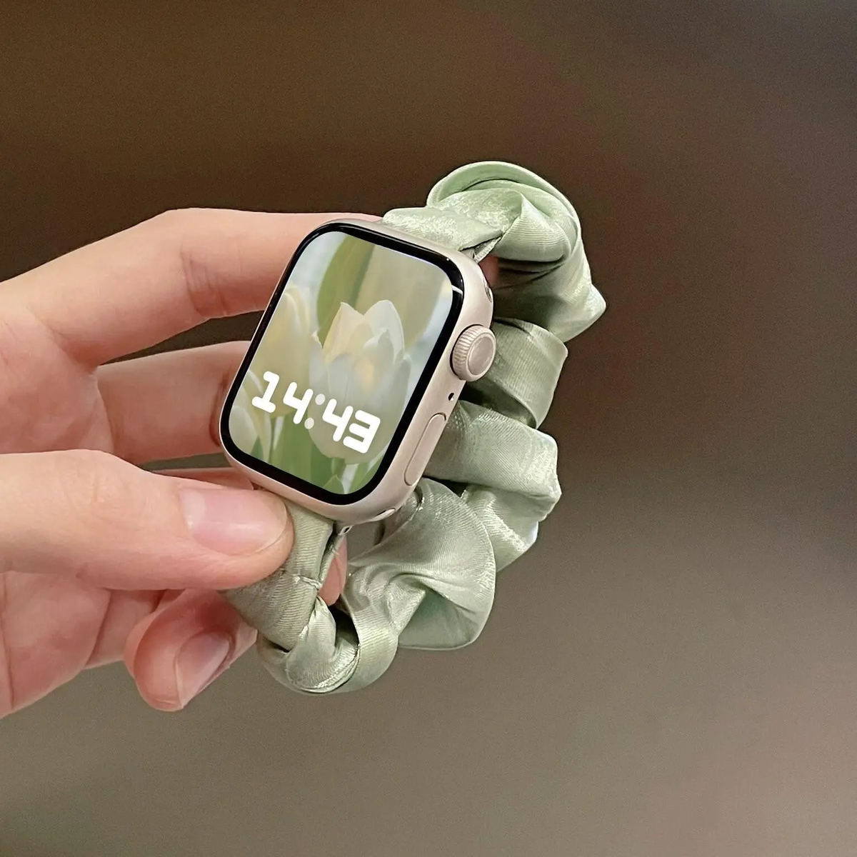 Pearlescent scrunchie Apple Watch band - detail photo 11