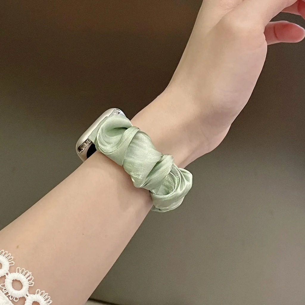 Pearlescent scrunchie Apple Watch band - detail photo 12