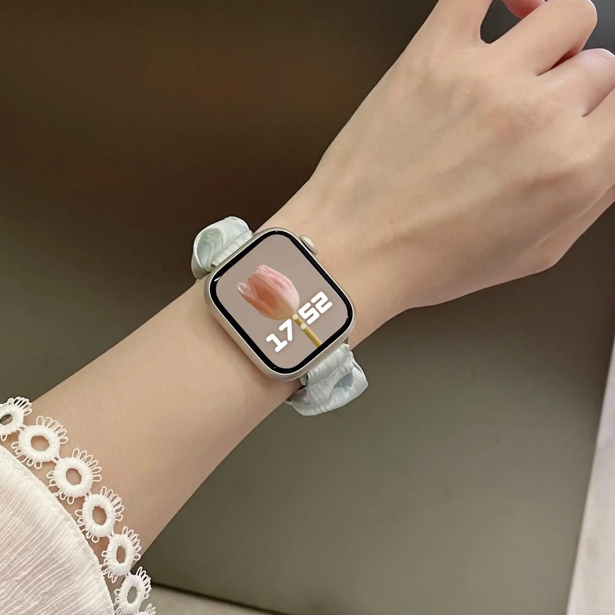 Pearlescent scrunchie Apple Watch band - detail photo 14