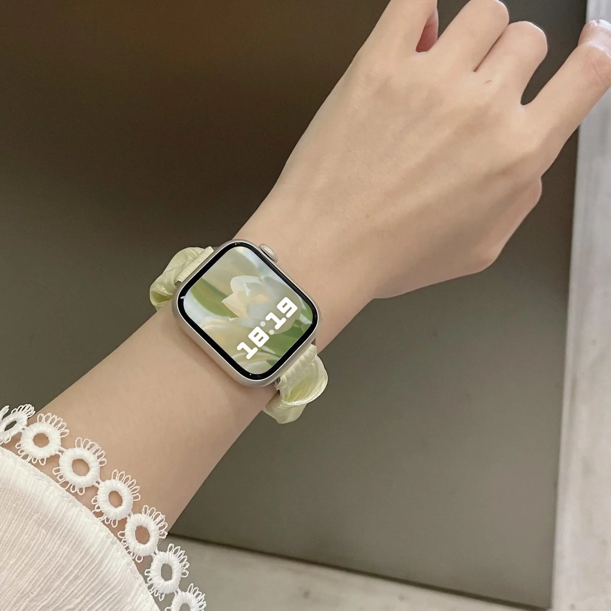 Pearlescent scrunchie Apple Watch band - detail photo 17