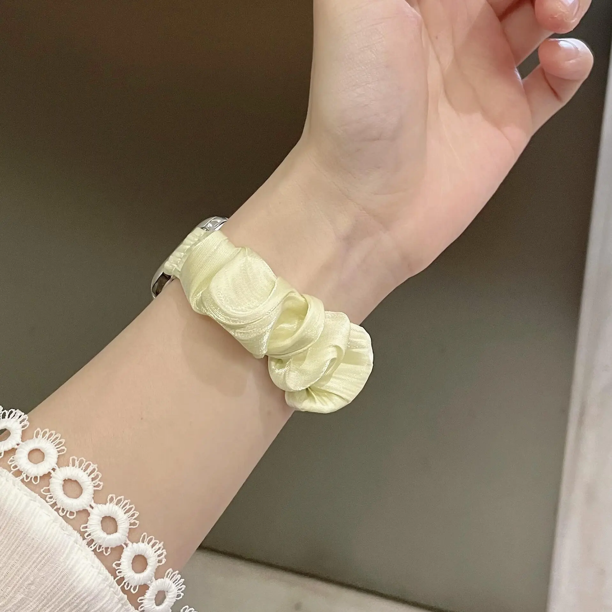 Pearlescent scrunchie Apple Watch band - detail photo 18