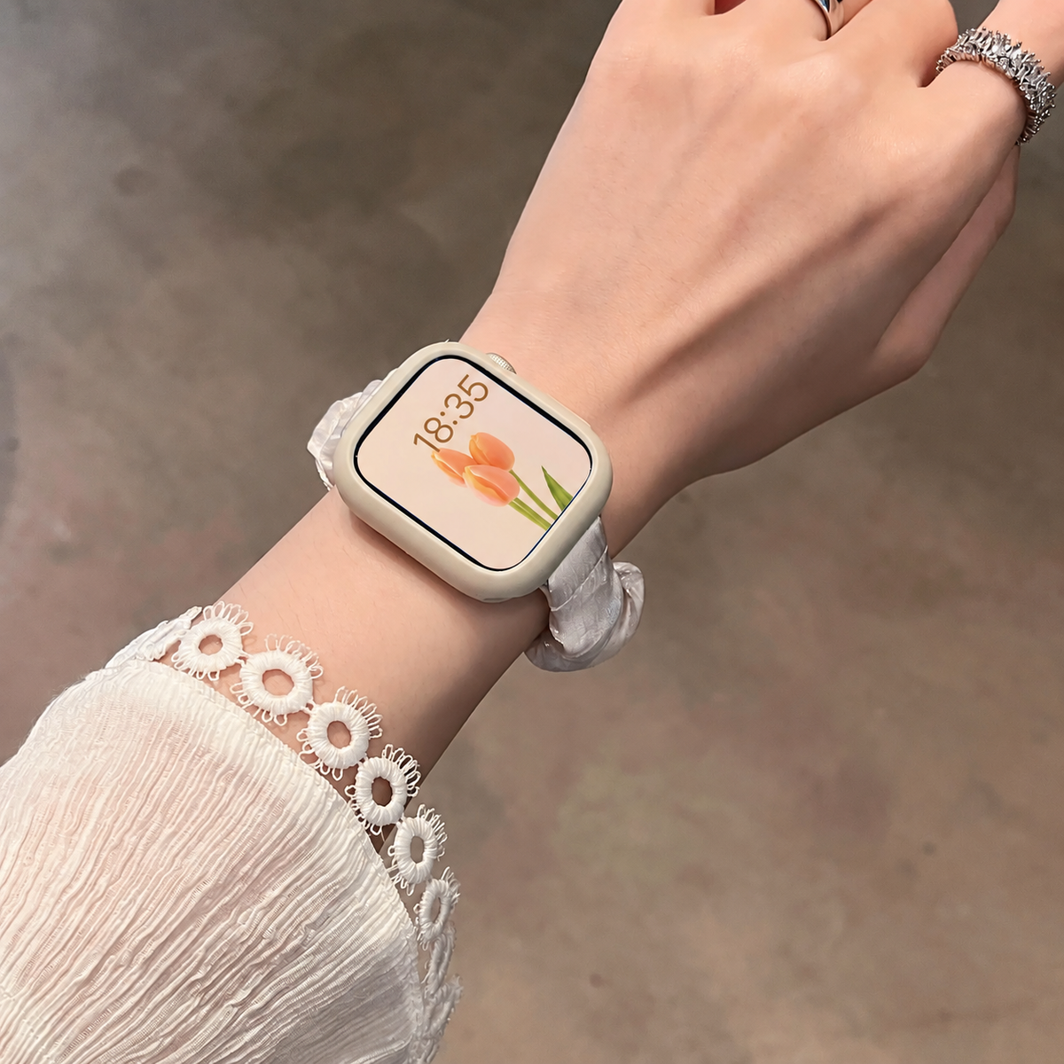 Pearlescent scrunchie Apple Watch band - detail photo 28
