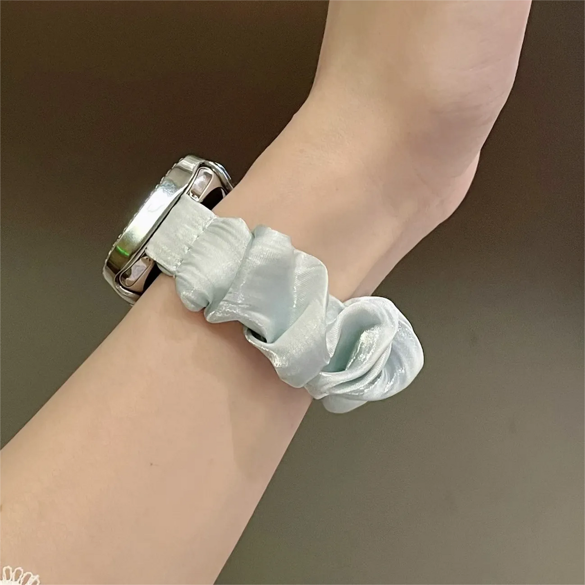Pearlescent scrunchie Apple Watch band - product photo 8