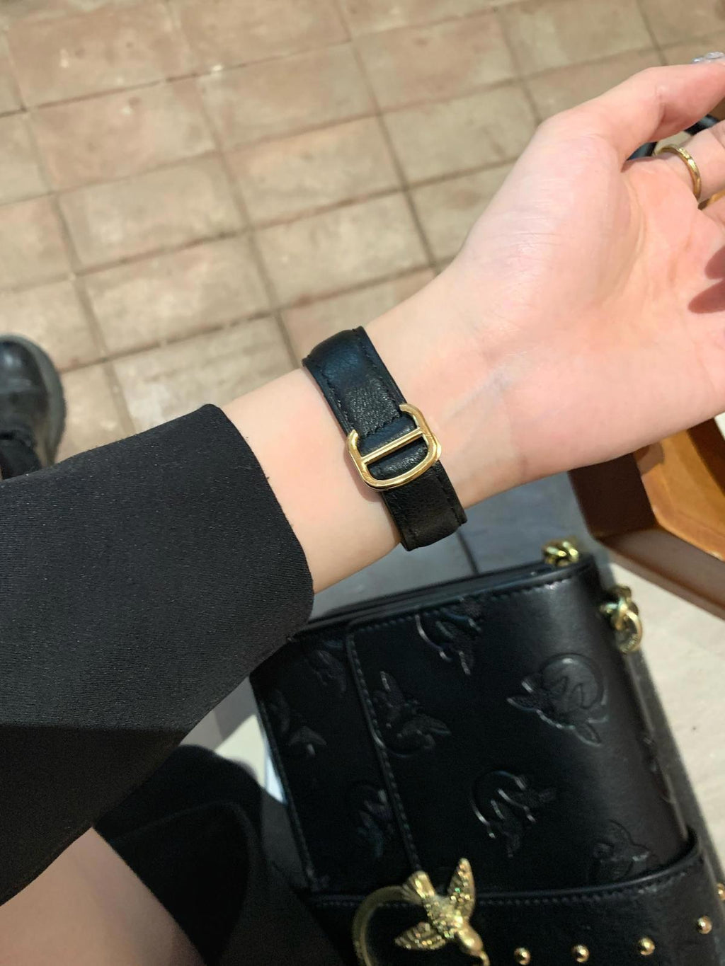 Adjustable Double-D Butterfly-Clasp Vintage Genuine Leather Band for Apple Watch Series 10/9/8/7/6/5 and SE, detail view 5