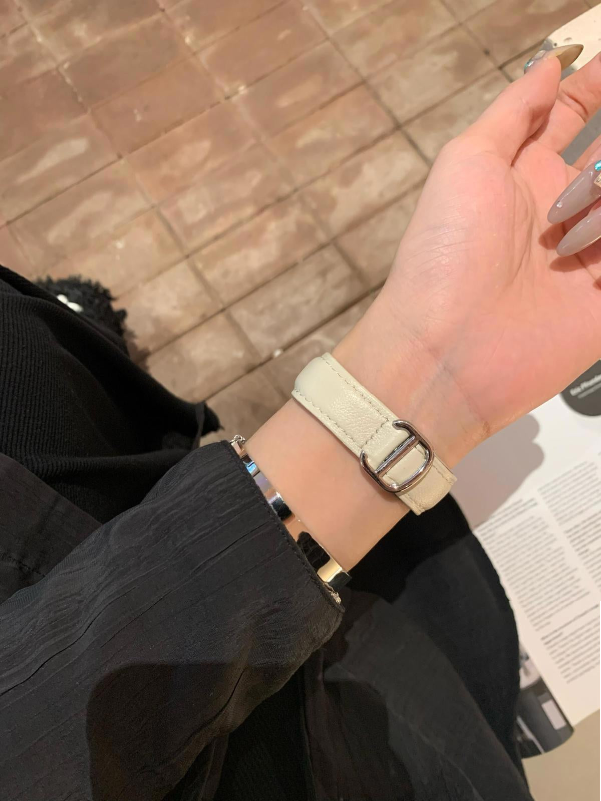 Adjustable Double-D Butterfly-Clasp Vintage Genuine Leather Band for Apple Watch Series 10/9/8/7/6/5 and SE, detail view 9